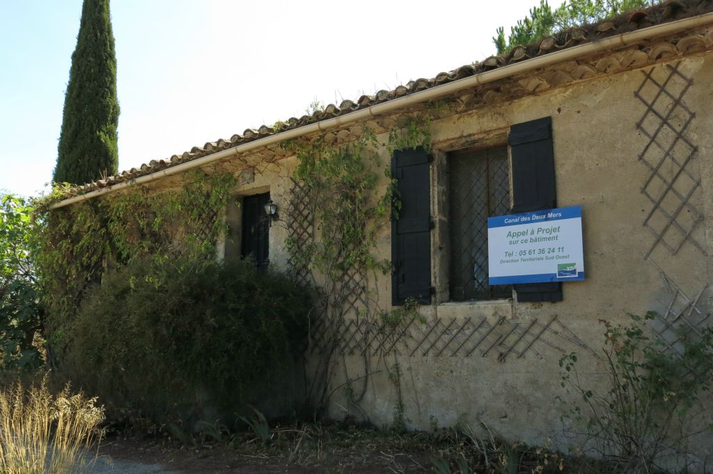 Au début du Canal de la Robine, ancienne maison d'éclusier à louer